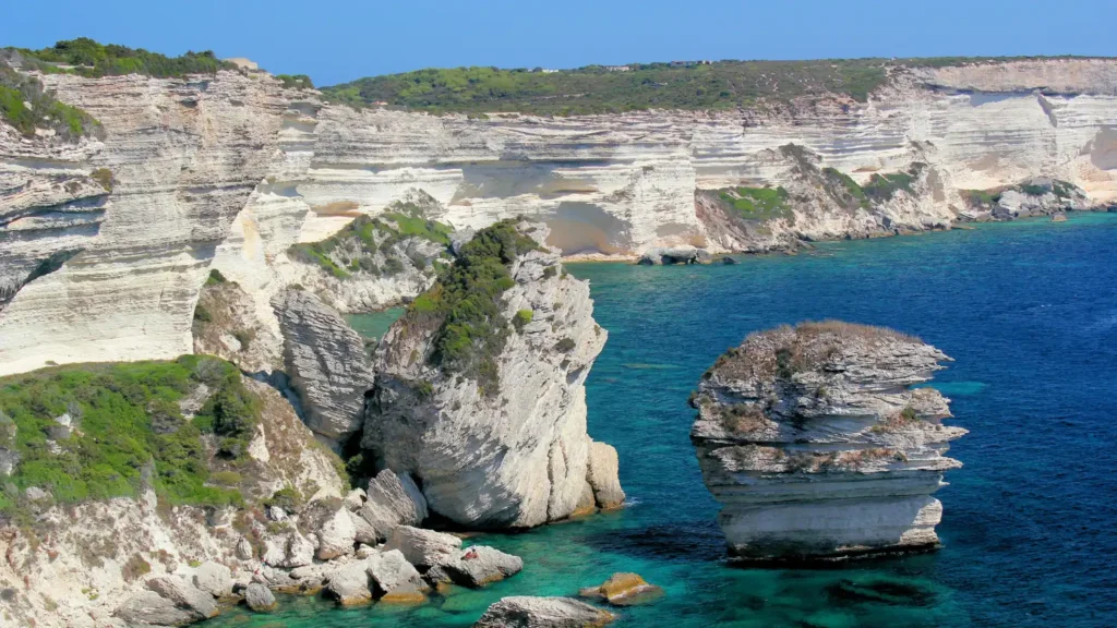 Falaises blanches et eaux turquoise de Bonifacio en Corse