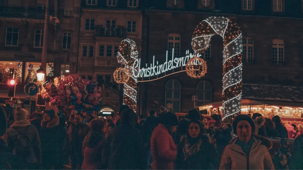 Entrée illuminée du marché de Noël de Strasbourg en Alsace