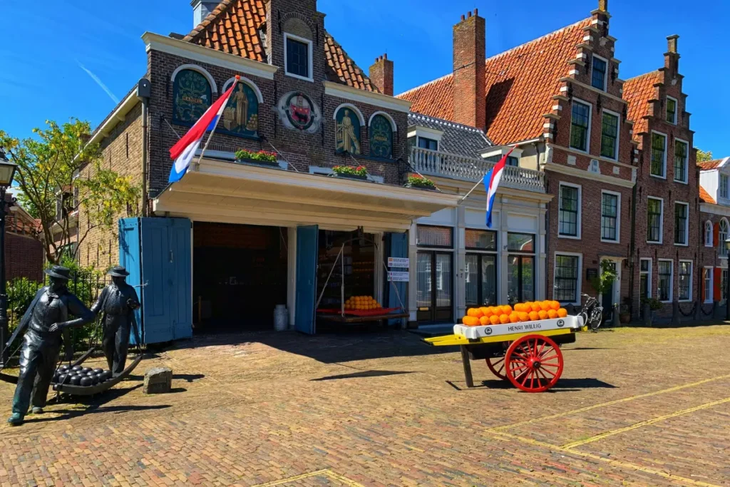 Chariot de fromages devant la maison des poids de Gouda