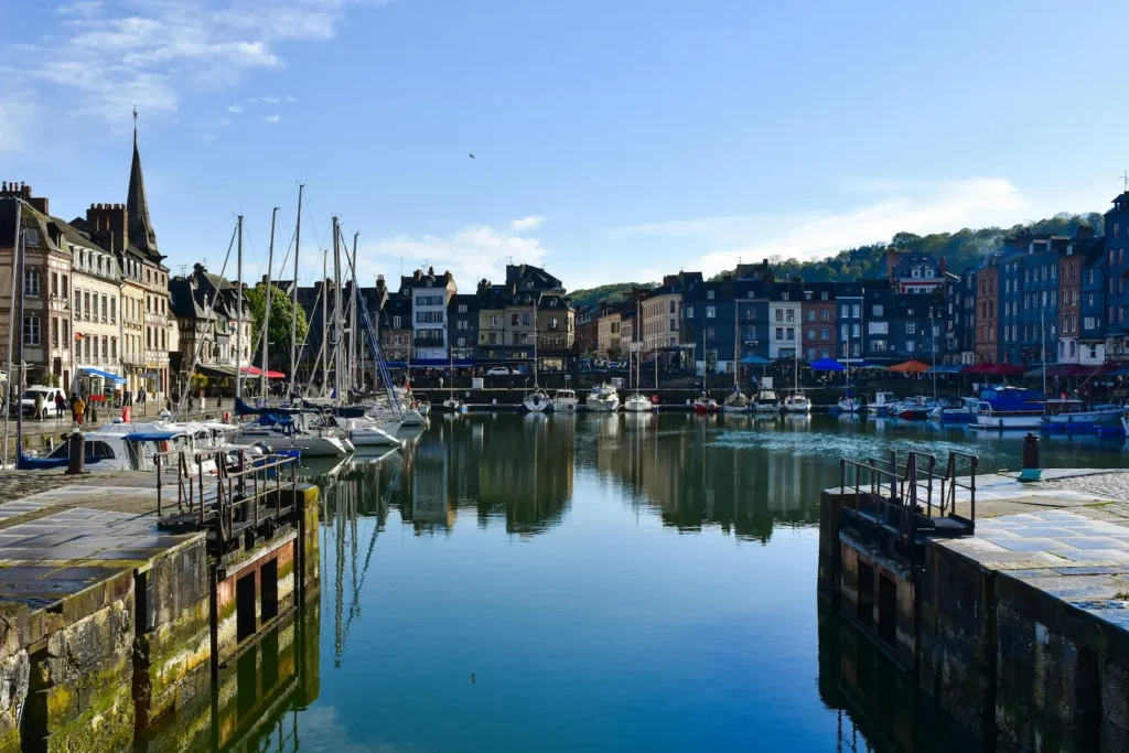 Vieux port de Honfleur avec bateaux et maisons colorées