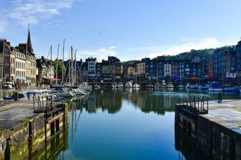 Vieux port de Honfleur avec bateaux et maisons colorées