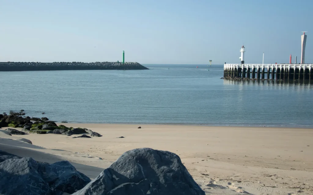 Plage et jetée d'Ostende sur la côte belge