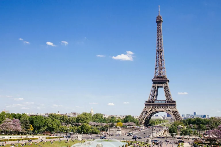 Tour Eiffel vue depuis les jardins du Trocadéro à Paris