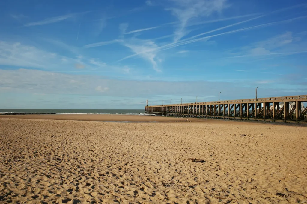 Plage et longue jetée en bois de Blankenberge