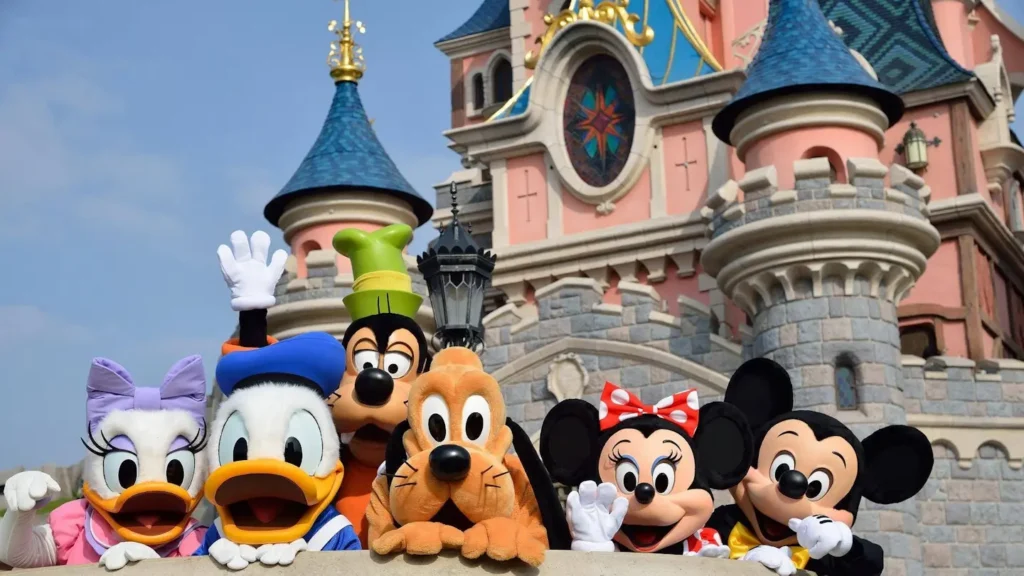 Personnages Disney devant le château de Disneyland Paris