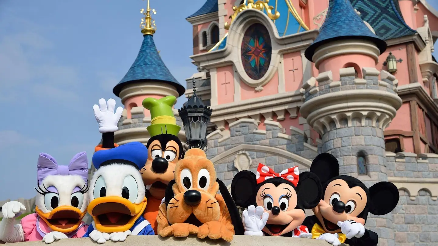 Personnages Disney devant le château de Disneyland Paris