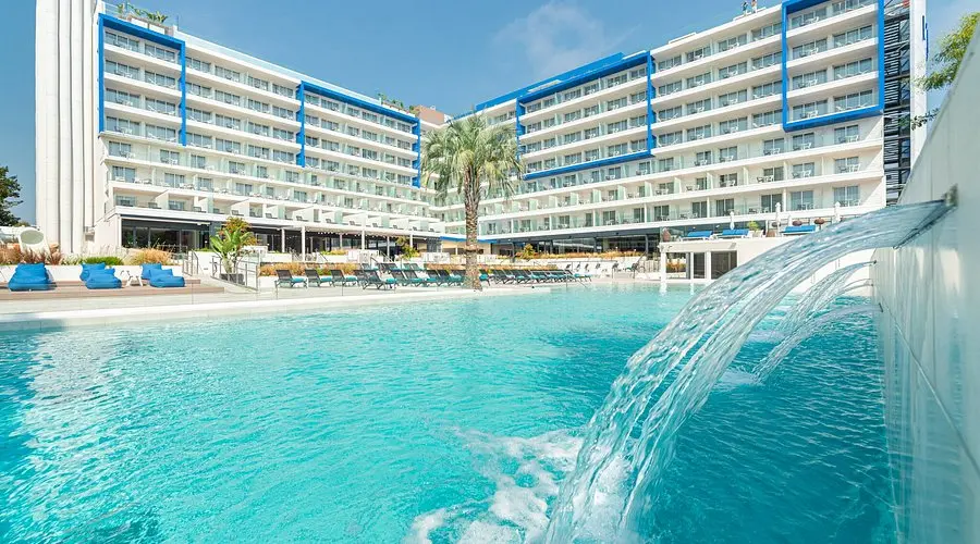 Piscine avec cascade de l'hôtel Azure à Lloret de Mar